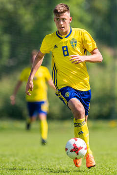 Sveriges Tim Prica driver bollen
