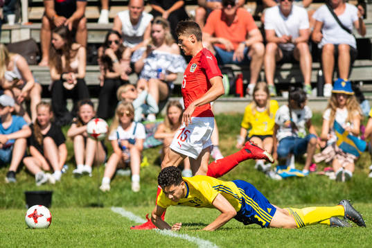 Österrikes Benjamin Böckle i kamp om bollen med Sveriges
