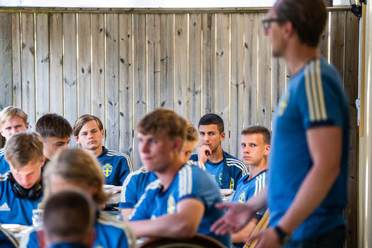 Sveriges Niclas Bergmark och Hussein Ali lyssnar på