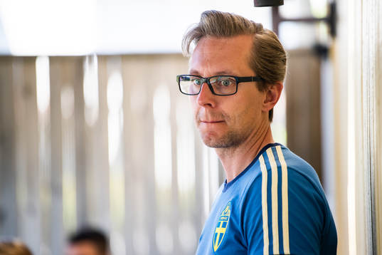 Sveriges förbundskapten Christofer Augustsson pratar