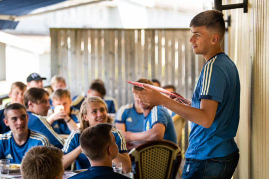 Sveriges Tim Prica pratar framför spelarna på restaurang