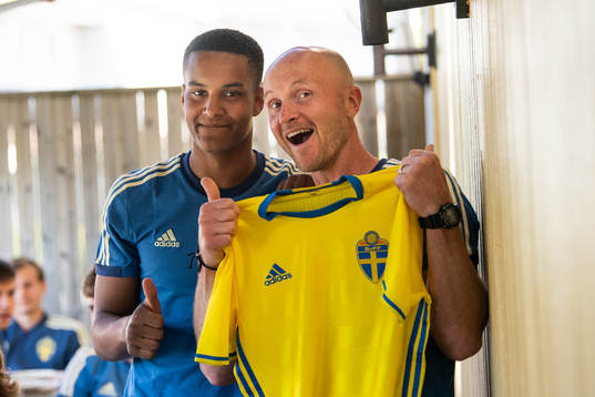 Sveriges målvaktstränare Timy Karlsson håller en