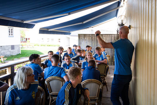Sveriges målvaktstränare Timy Karlsson pratar framför