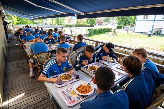 Sveriges spelare och ledare äter