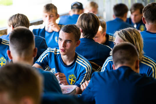 Sveriges Alexander Nilsson äter
