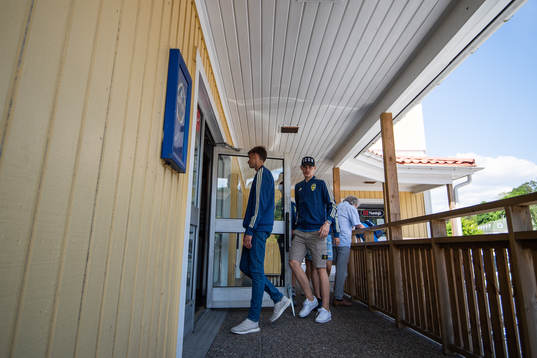 Sveriges spelare går in i en restaurang