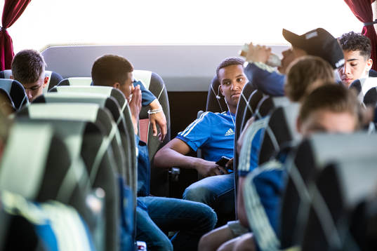 Sveriges målvakt Oliver Dovin i bussen