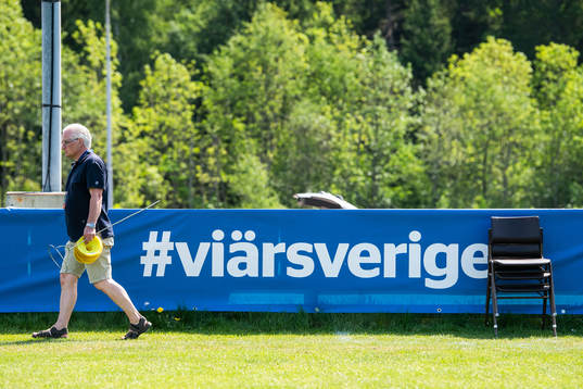 En funktionär plockar in konor och stolar