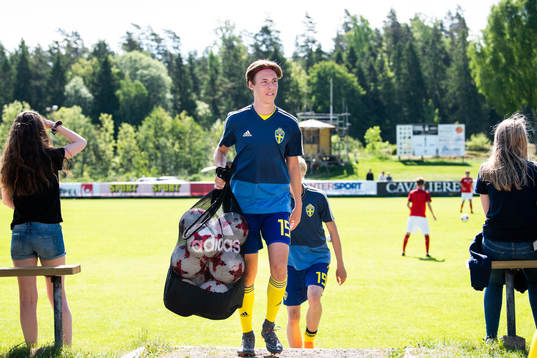 Sveriges Jonathan Westerberg bär bollar eftyer