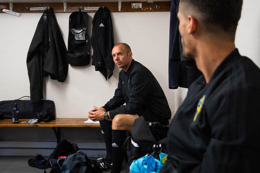 Domare Andreas Ekholm och fjärdedomare Fikret Buqa i