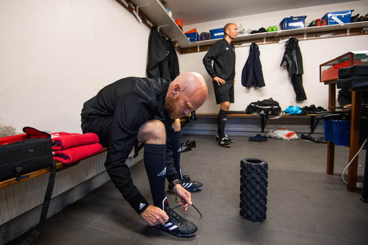 Domarna Per Uppsäll knyter skorna och Andreas Ekholm