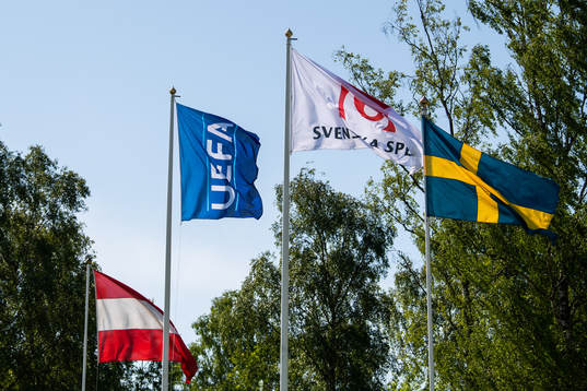 Österrikes, UEFAs, Svenska Spels och Sveriges flaggor