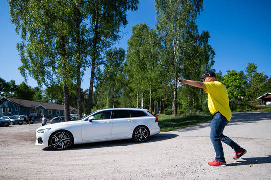 En funktionär visar bilist var denne ska parkera