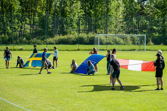 Ungdomar övar inmarschen med flaggor