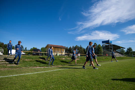 Sveriges spelare inspekterar gräsmattan
