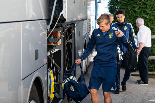 Sveriges Jakob Olsson lastar in väska i bussen