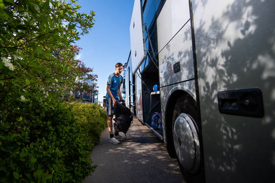 Sveriges Noah Eile lastar in väska i bussen