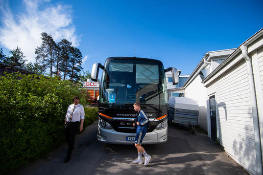 Svensk spelare framför bussen