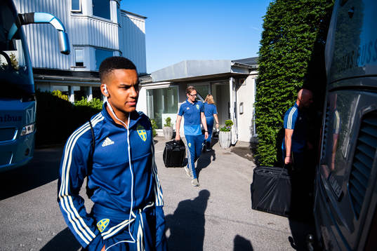 Sveriges målvakt Oliver Dovin och förbundskapten
