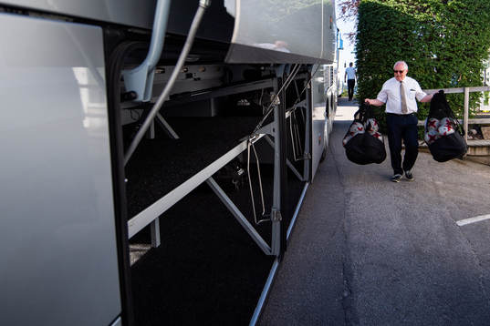 Sveriges busschaufför lastar in bollar