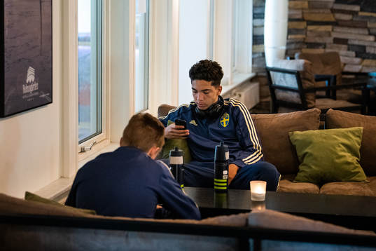Sveriges Isak Jansson och Lucas Lima på hotellet