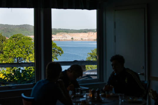 Siluetter av Sveriges spelare som äter frukost på hotellet