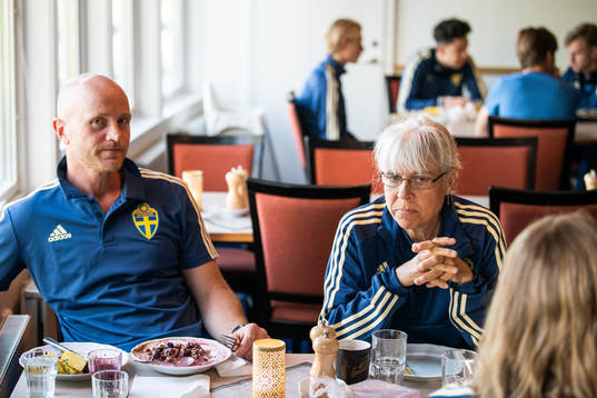 Sveriges målvaktstränare Timy Karlsson och läkare Carina