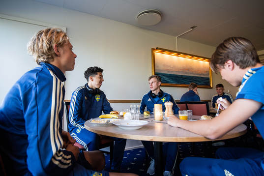 Sveriges Elvis Lindqvist, Lucas Lima och Isak Jansson äter