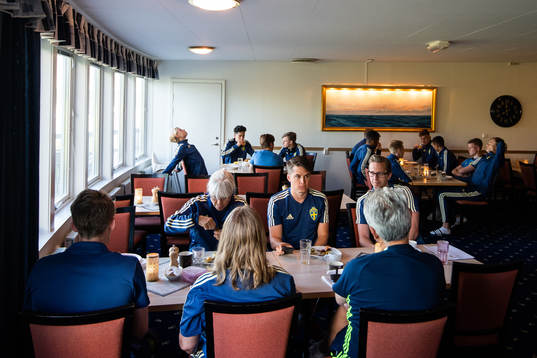 Sveriges ledare och spelare äter frukost på hotellet