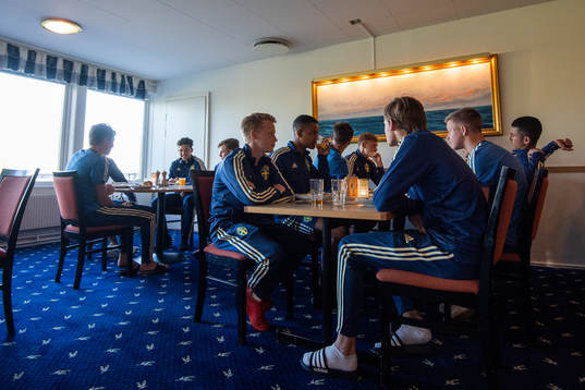 Sveriges spelare äter frukost på hotellet