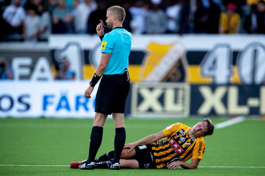 Häckens Viktor Lundberg grinar illa och tvingas utgå