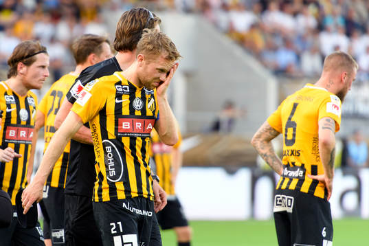 Häckens Rasmus Lindgren deppar och lämnar planen skada