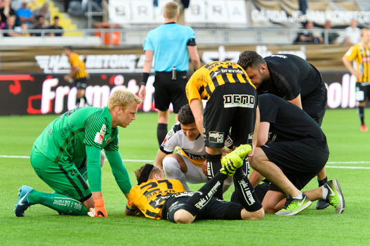 Häckens Rasmus Lindgren ligger skadad på marken