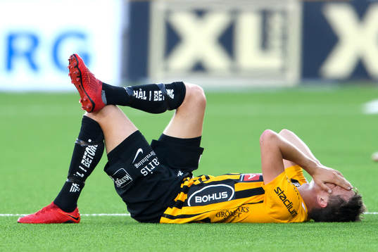 Häckens Viktor Lundberg ligger skadad på marken