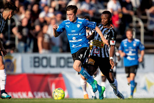Halmstads Emil Tot Wikström och Landskronas Monday Samuel
