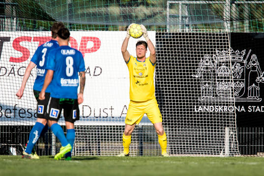 Halmstads målvakt Malkolm Nilsson räddar