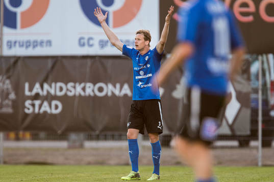 Halmstads Alexander Berntsson protesterar mot domslut