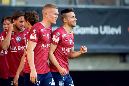 Örgrytes Daniel Sliper jublar med lagkamrater