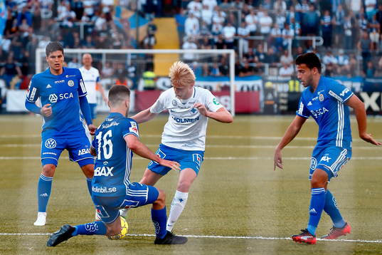 Norrköpings Kalle Holmberg stoppas av Sundsvalls Carlos