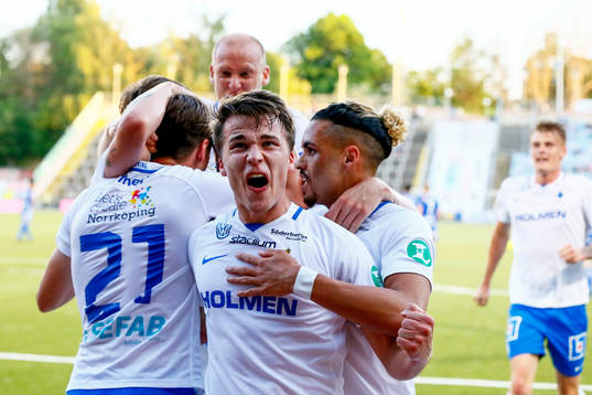 Norrköpings Simon Skrabb jublar med lagkamrater