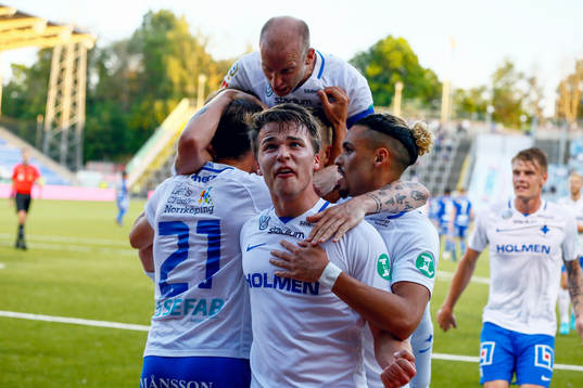 Norrköpings Simon Skrabb jublar med lagkamrater