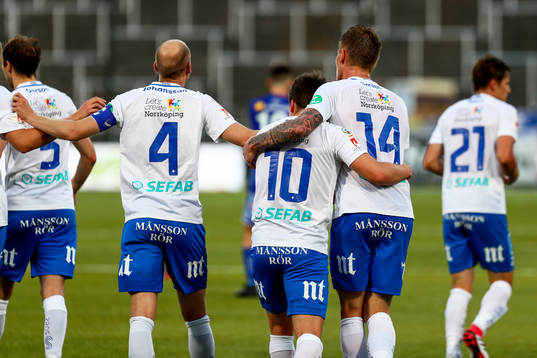 Norrköpings Simon Skrabb jublar med lagkamrater