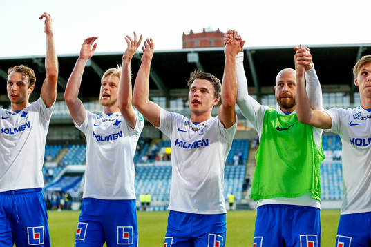 Norrköpings Simon Skrabb jublar med lagkamrater