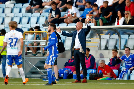 Sundsvalls tränare Joel Cedergren reagerar
