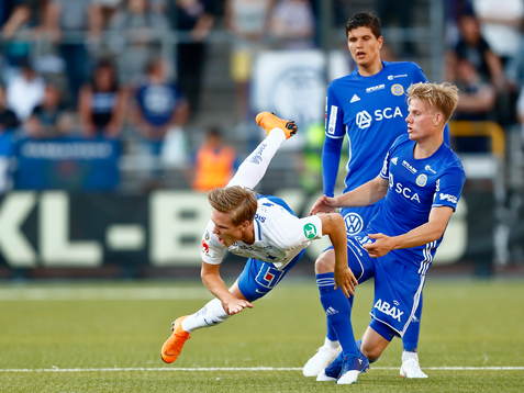 Norrköpings Arnór Sigurdsson stoppas av Sundsvalls Eric