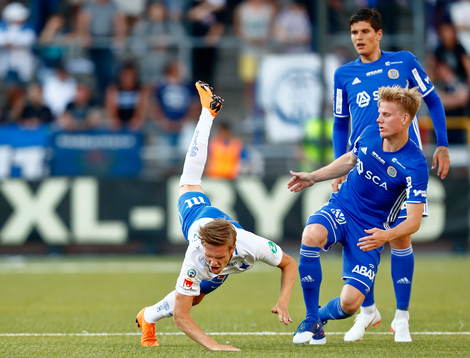 Norrköpings Arnór Sigurdsson stoppas av Sundsvalls Eric