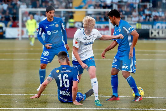 Norrköpings Kalle Holmberg  stoppas av Sundsvalls Carlos