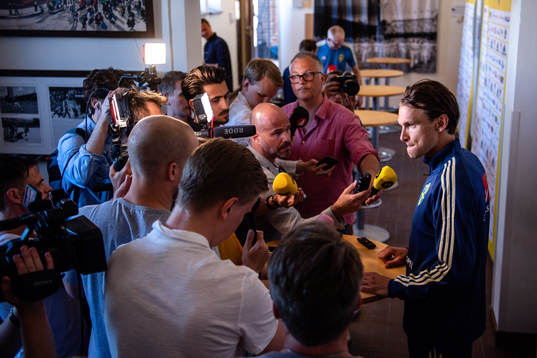 Albin Ekdal i mixed zone