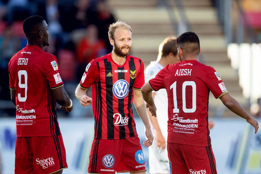Östersunds Curtis Edwards jublar med lagkamrater