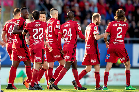 Östersunds Jamie Hopcutt jublar med lagkamrater